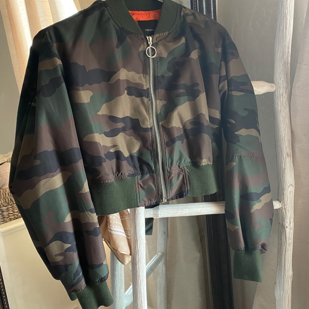 Cropped camo bomber jacket